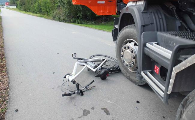 Lastwagenchauffeur fährt Velofahrer an