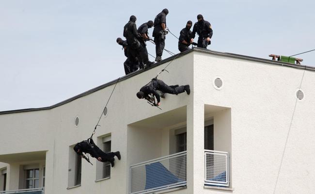 Polizeigrenadiere stoppen Familienstreit