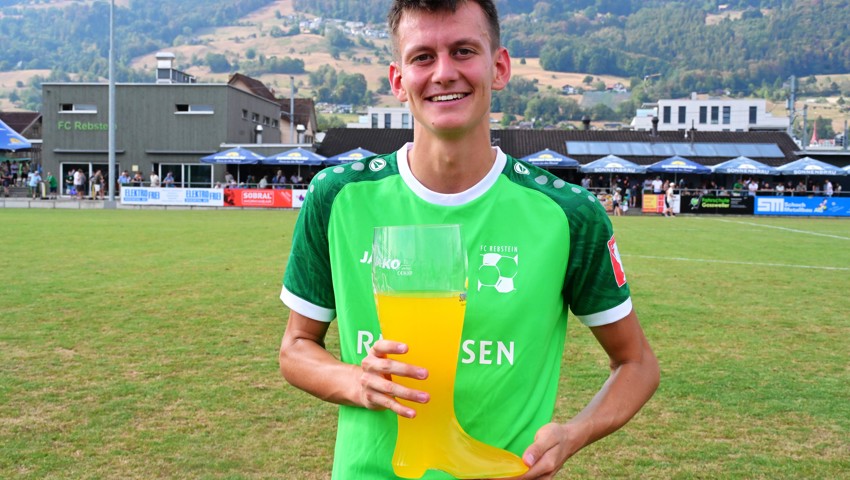 Rebsteins Alessandro Gottscher durfte die Trophäe für den Co-Torschützenkönig des Pokalturniers entgegennehmen.