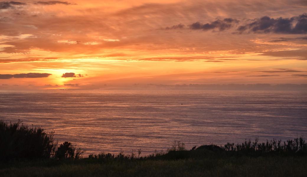 Eine traumhafte Sonnenuntergangsstimmung am Meer, fotografiert in der Nähe der Quinta das flores de laranjeira der Familie Dellenbach.