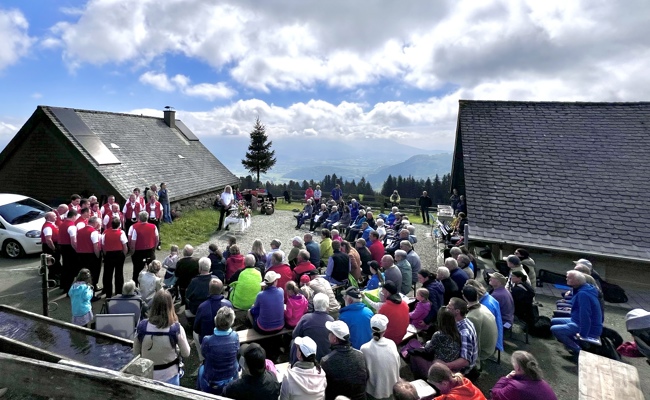 Feierlicher Gottesdienst auf der Feusenalp
