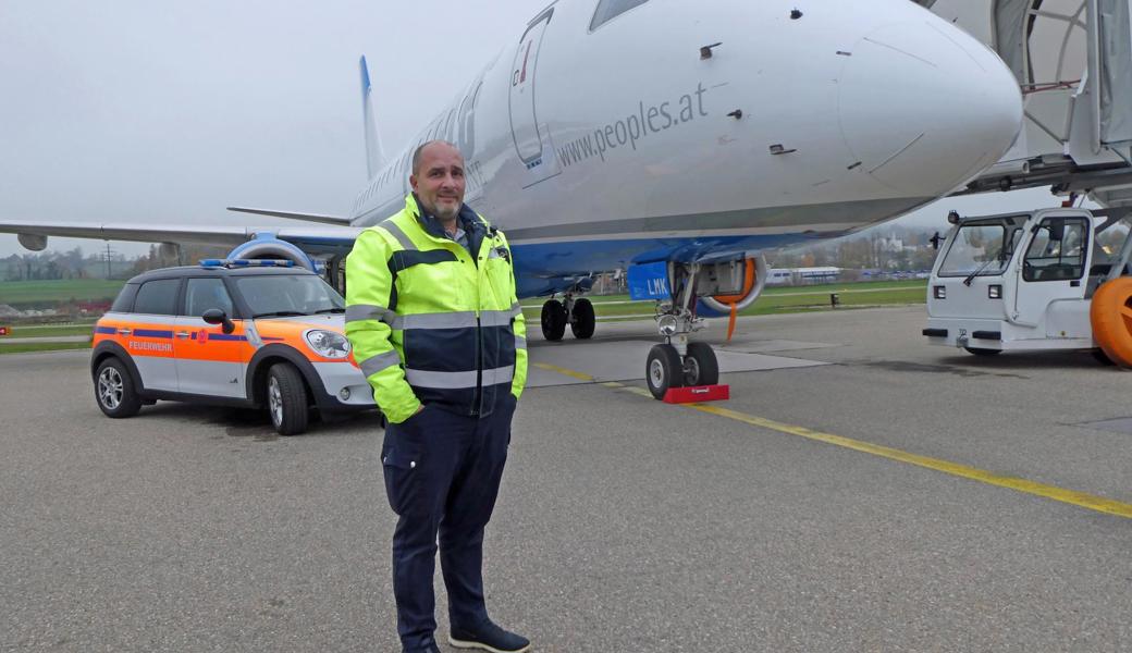 Auf dem Airport St. Gallen-Altenrhein gibt es nicht nur grosse Flugzeuge, sondern auch das grösste und das kleinste Feuerwehrfahrzeug im Kanton St. Gallen. Enzo Termine freut sich auf die neue Herausforderung.