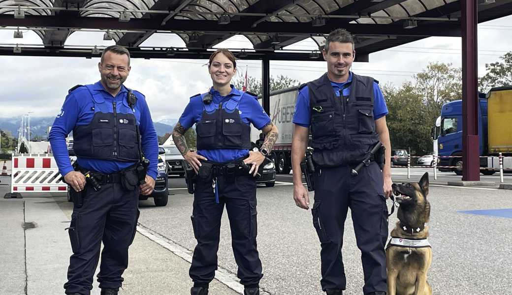 Das Zollteam Martin Tschirren, Celia Fuchs, Christian Gerth und Diensthund Iscko. 