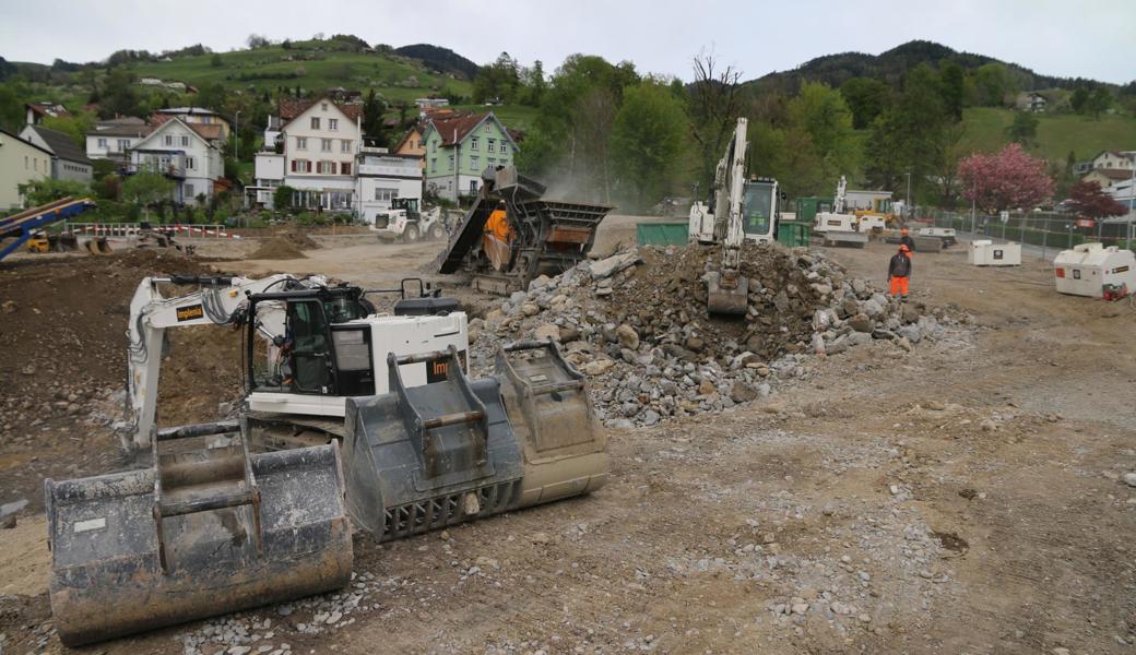 Die Bagger sind aufgefahren. Der Bau des neuen Hallenbades hat begonnen. Die Bagger sind aufgefahren. Der Bau des neuen Hallenbades hat begonnen.