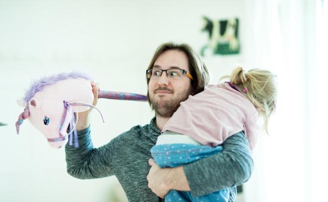 Junger Vater erzählt vom Leben zwischen Bürostuhl und rosa Steckenpferd