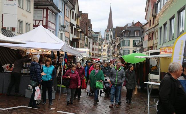 Feucht, aber fröhlich: Bilder vom Chlausmarkt