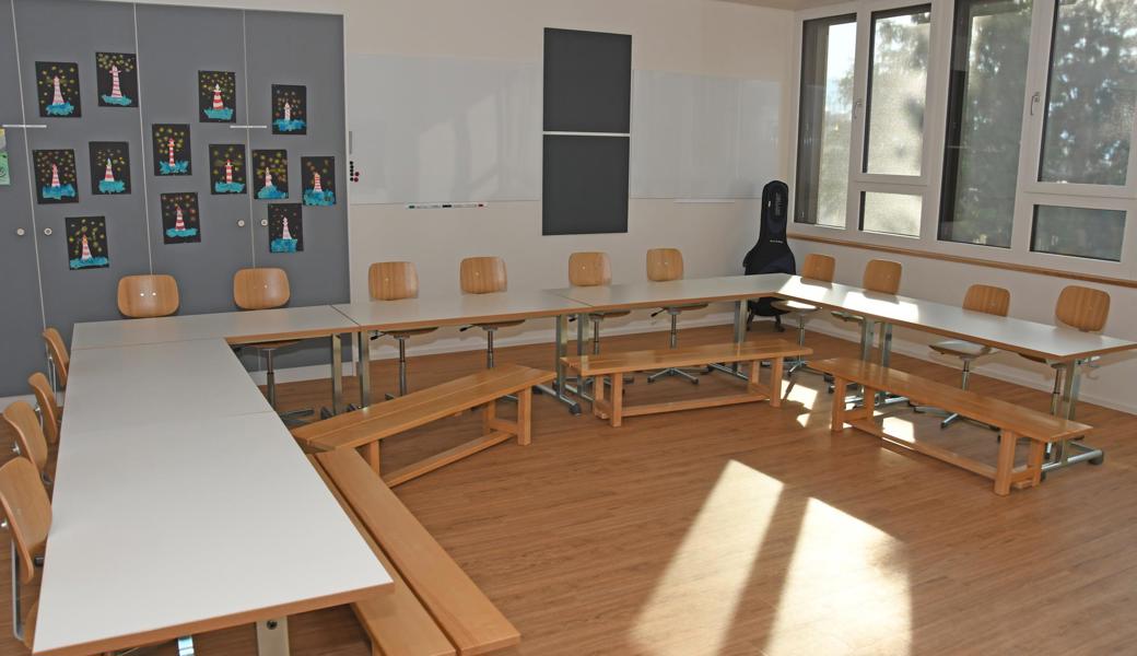 Im Obergeschoss ist ein Schulzimmer für Erst- bis Drittklässler.