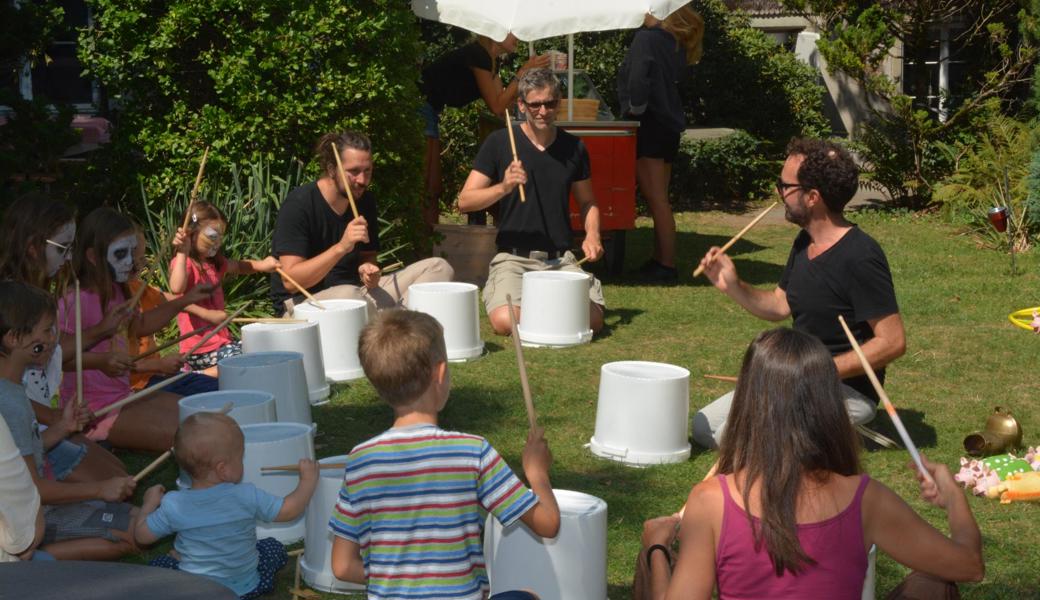 Enrico Lenzin weckte in den Kindern und Erwachsenen das Rhythmusgefühl.