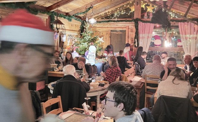 Fondue-Chalet füllte sich an «Weihnachten für alle» bis auf den letzten Platz
