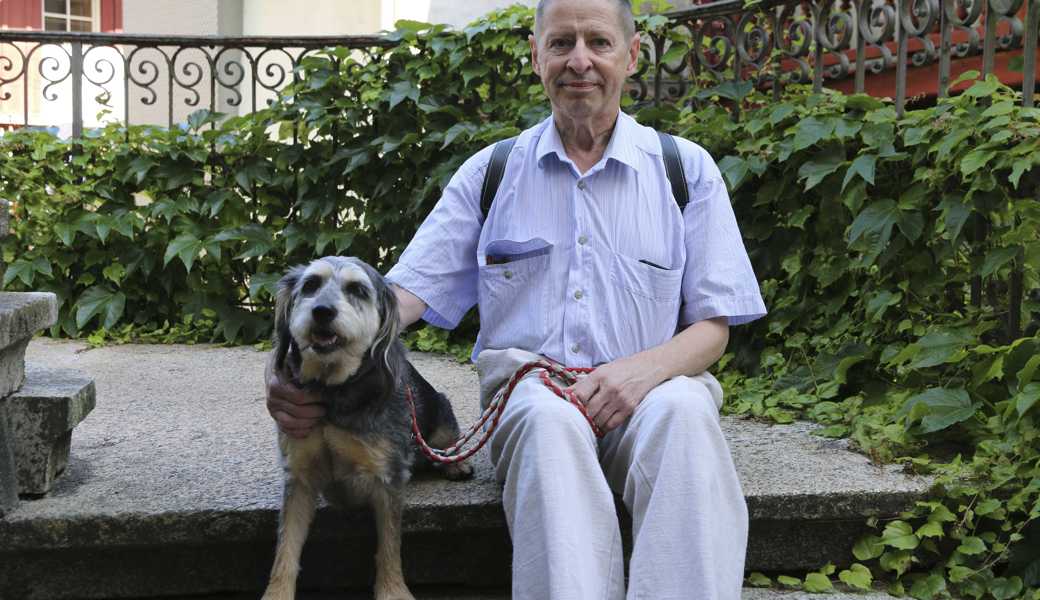 Ein Haustier kann im Alter eine wichtige Stütze sein. Hund Molly schenkt Walter Walser Lebensfreude. 