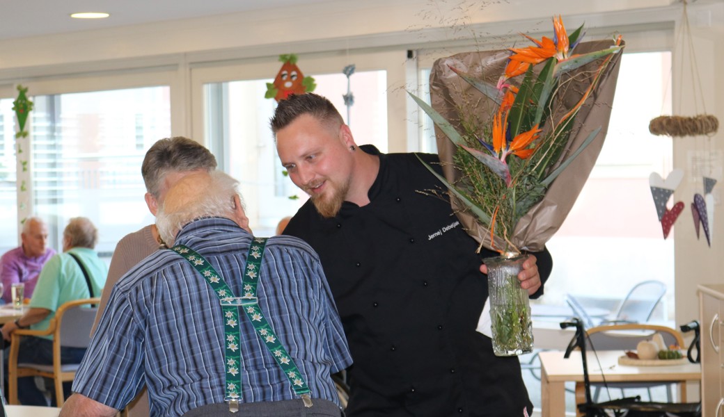 Bewohner gratuliert Jernej Debeljak, Teamleiter Küche, Altersheim Geserhus, Rebstein