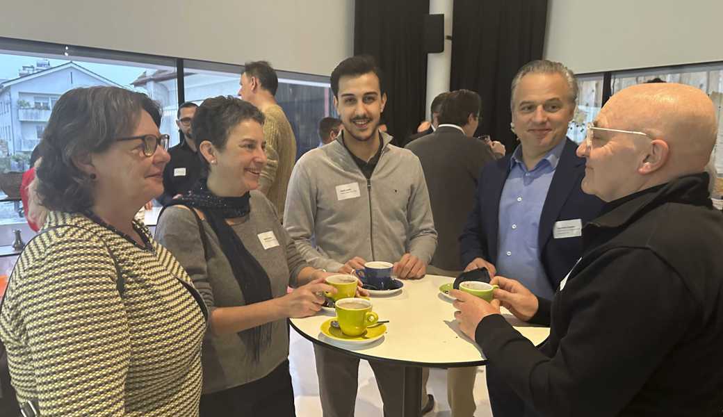 Bevor die Vorträge starten, gibt es bei Kaffee und Gipfeli Gelegenheit für Gespräche.