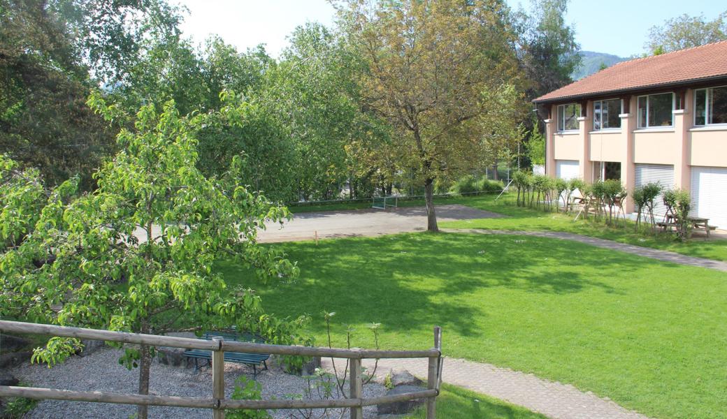 Auf diesem Spielareal soll (hinten, an der Römerstrasse) in Elementbauweise ein drittes Provisorium entstehen.