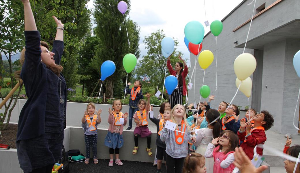Am Schluss der Eröffnungszeremonie durften die Kinder Ballone mit Wünschen steigen lassen. 