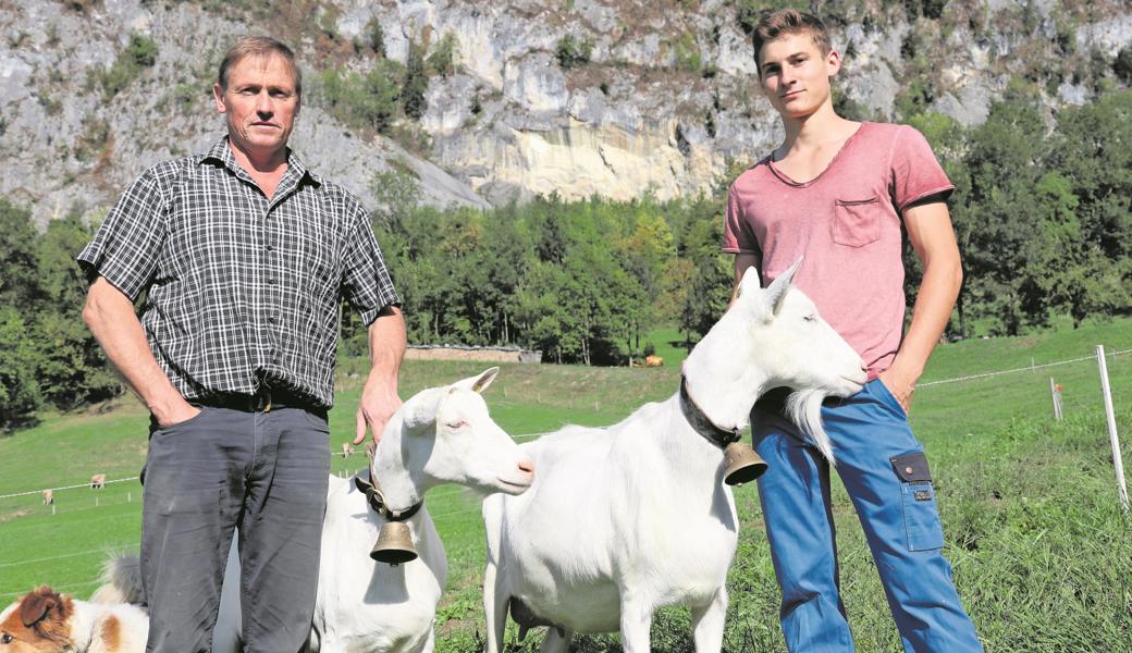 Albert Peter senior und junior mit den prämierten Saanenziegen Enzian und Laura. 