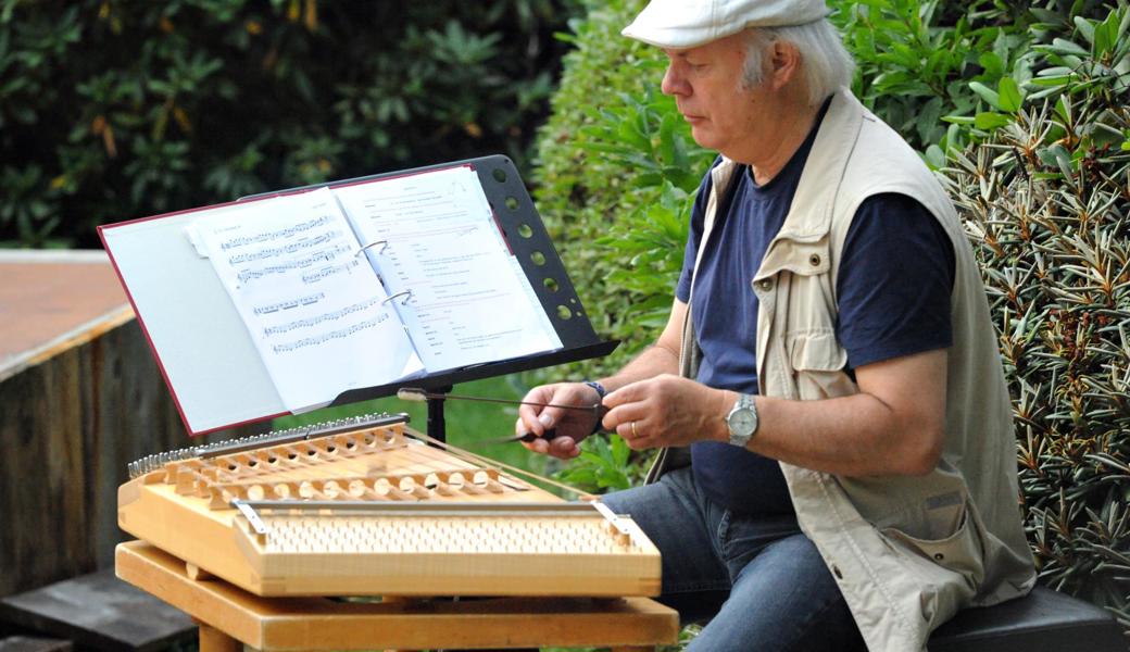 Feinfühlige musikalische Untermalung von Töbi Tobler am Hackbrett.