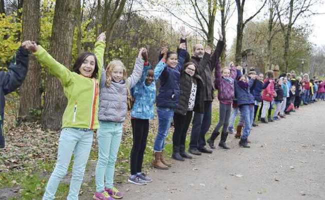 4000 Schulkinder bilden eine vier Kilometer lange Menschenkette am Rhein