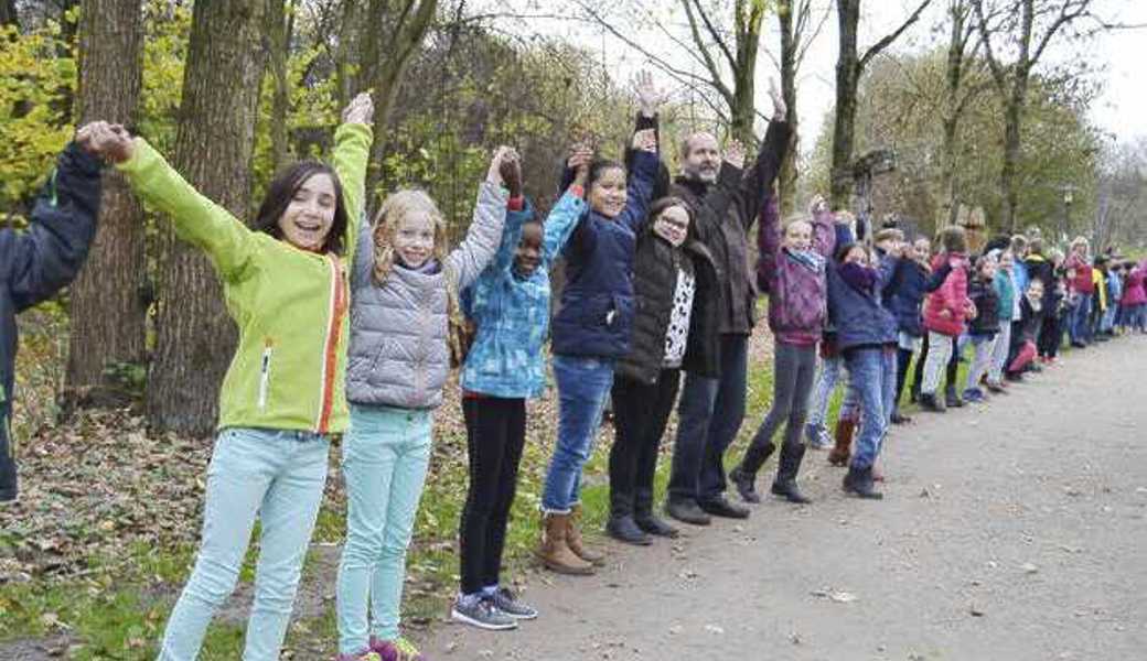 Schülerinnen und Schüler aus der Schweiz und Österreich bilden zwischen den beiden Diepoldsauer Brücken eine vier Kilometer lange Menschenkette. 