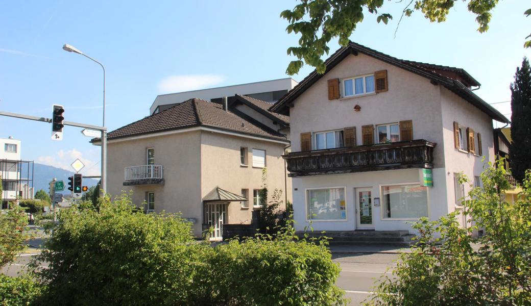 Diese beiden Gebäude sowie ein dahinterliegendes an der Hohenemserstrasse gehören der politischen Gemeinde.