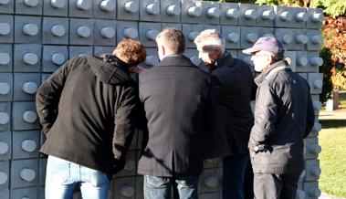 Viele Neugierige an der Kubus-Segnung