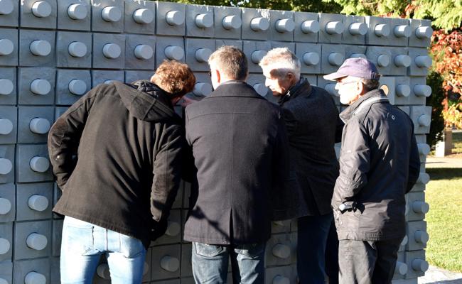 Viele Neugierige an der Kubus-Segnung