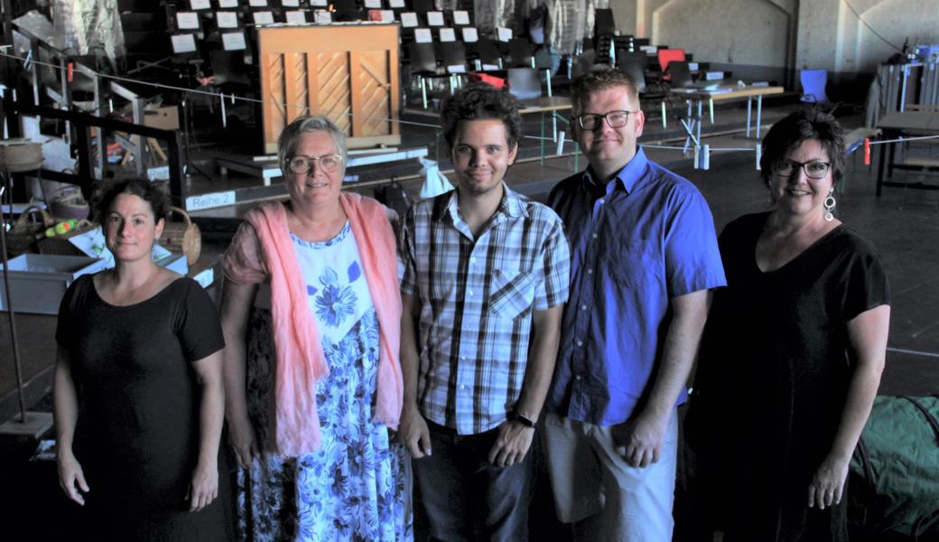 Rheintalerinnen und Rheintaler, die bei den Festspielen eine wichtige Rolle spielen (v. l.): Chorleiterin Simone Schwarz (Rebstein), Chormitglied Britta Lüchinger (Balgach), Requisiten-Co-Chef Steffan Arends (Rüthi), Co-Direktionsleiter Robin Egloff (Balgach) und die für die Maske hauptverantwortliche Helen Hengartner (Altstätten).