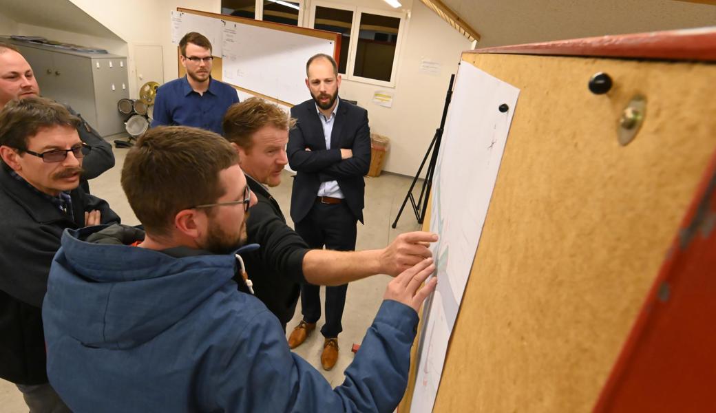 Die Pläne wurden am Informationsabend detailliert studiert und diskutiert.