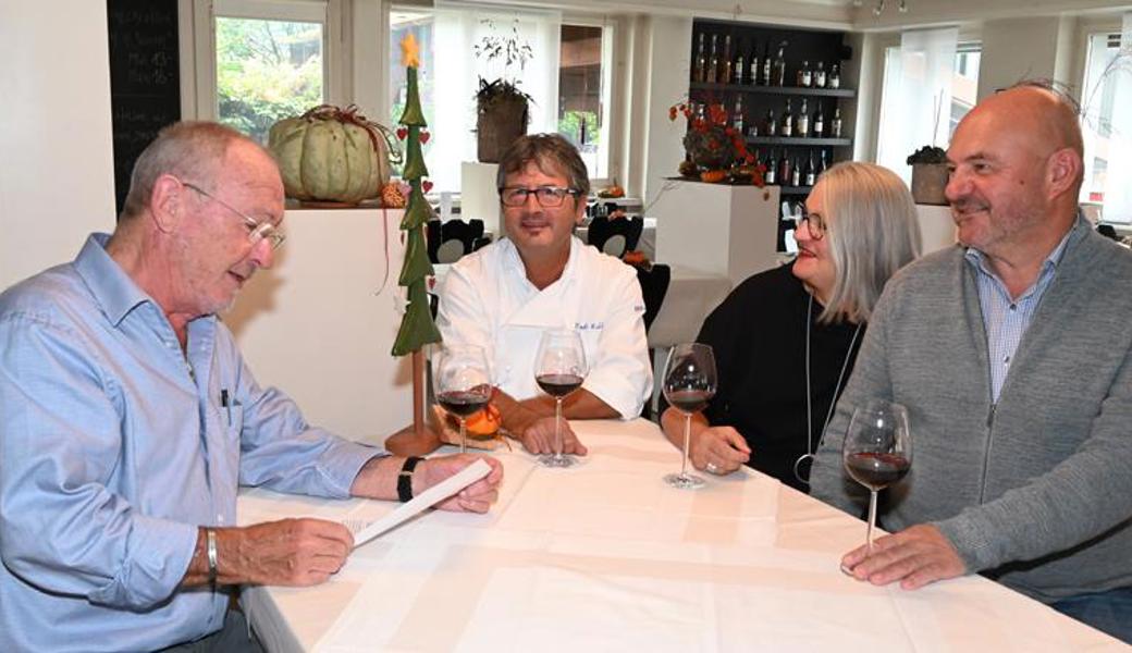 Seit 1998 liest Jack Griss im Dezember Geschichten, erst im «Frauenhof», nach dem Weggang Andrea und Herbert Kohlers (rechts) dann bei Fredi Koller (Mitte) im «Grüntal». Dort wird heuer die letzte «DezemberGrün»-Veranstaltung stattfinden. 
