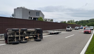 Lieferwagen mit Anhänger verunfallte auf der A1  - Fahrbahn war mehrere Stunden gesperrt