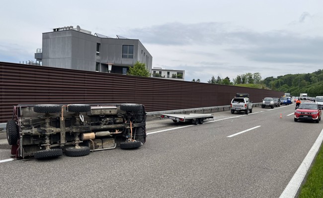Lieferwagen mit Anhänger verunfallte auf der A1  - Fahrbahn war mehrere Stunden gesperrt