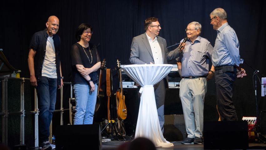 Leo Jansen (2. von rechts) versteht es Peter Jansen (rechts), Christoph Jansen (v.l), Priska Jansen sowie Moderator Ralph Dietsche und das Publikum mit Erzählungen von persönlichen Episoden aus der Familien- und Firmengeschichte zu unterhalten.