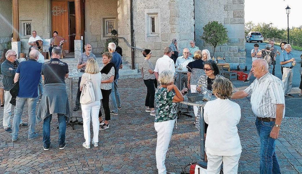 Beim Apéro mit Ribelmais-Chips und Musik von Pia und Ignaz Foppa liessen die St. Margrether ihre Ortspatronin hochleben. 