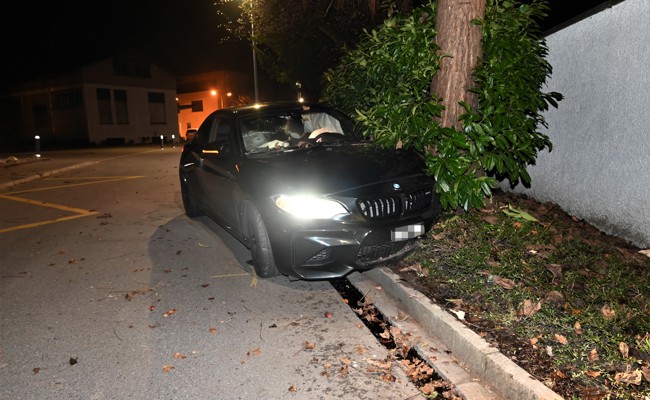 Mit Auto in Baum geprallt: Fahrer ins Spital geflogen