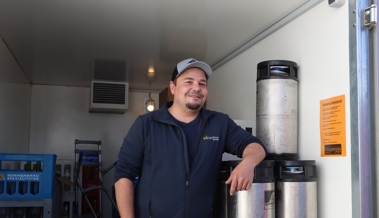 «Exgüsi, darf ich kurz durch?»: Unterwegs mit dem Mann, der an der Rhema das Bier bringt