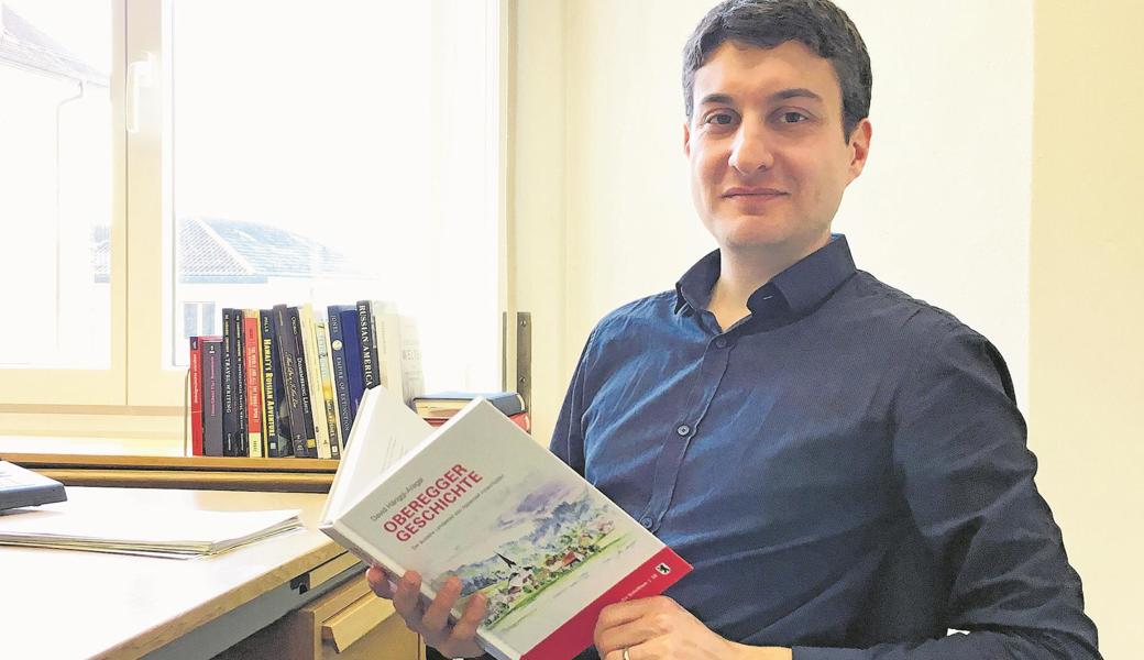 David Hänggi-Aragai mit seiner über 370 Seiten starken «Oberegger Geschichte».