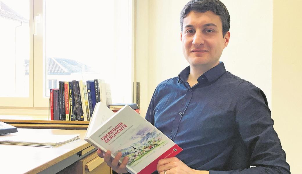 David Hänggi-Aragai mit seiner über 370 Seiten starken «Oberegger Geschichte».