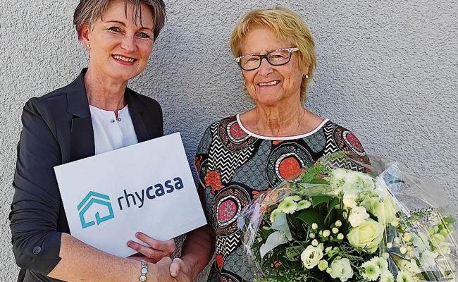 Glückliche Gewinnerin bei Rhycasa-Wettbewerb