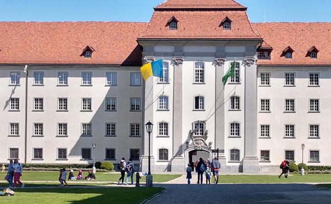 SVP-Kantonsrat kritisiert ukrainische Flagge am Regierungsgebäude