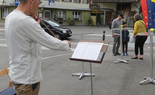 Musikalischer Apéro für die neuen Ruhebänke