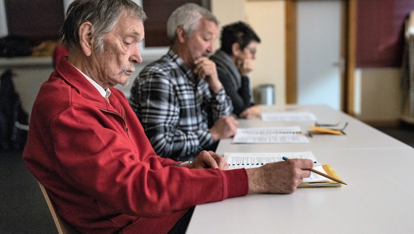 Regisseur Fredy Kunz (vorne) mit Regieassistent und Festwirt Urs Breu sowie Vizepräsidentin und Souffleuse Conny Nussmüller. Regisseur Fredy Kunz (vorne) mit Regieassistent und Festwirt Urs Breu sowie Vizepräsidentin und Souffleuse Conny Nussmüller.
