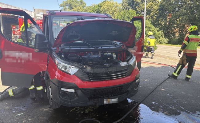 Starker Rauch stieg aus Motorraum auf – Feuerwehr kam zum Einsatz