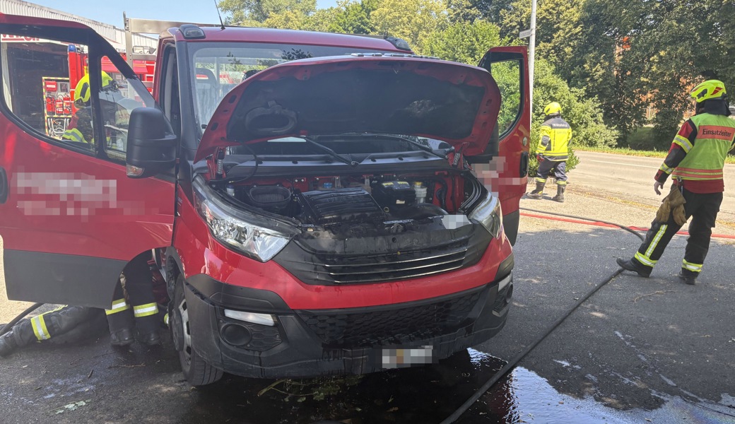 Starker Rauch stieg aus Motorhaube auf – Feuerwehr kam zum Einsatz