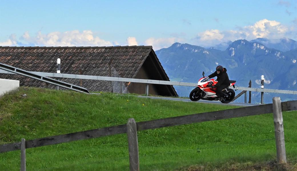 Fahrspass, Natur und Technik, dazu das Brrrrummm: Ein Töfffahrer am Stoss (Oktober 2019). 