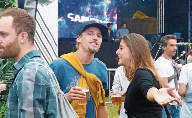 Festival mit buntem Technomix