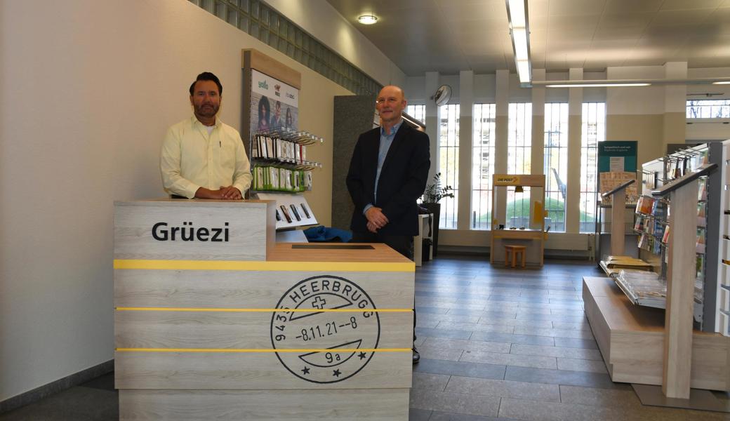 Guido Jost (Leiter Team Heerbrugg, links) und Thomas Schifferle (Verantwortlicher Kommunikation Ost) sehen in der neu gestalteten Filiale einen Mehrwert für Post, Kunden und Drittanbieter. 