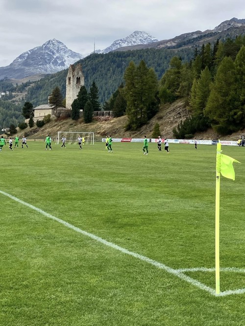 Der Fussballplatz San Gian liegt malerisch in die Engadiner Bergwelt eingebettet. Der Fussballplatz San Gian liegt malerisch in die Engadiner Bergwelt eingebettet.