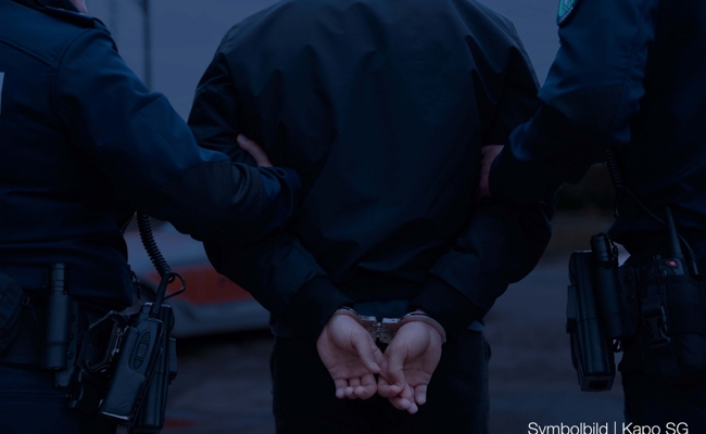 Einbruch in Autohaus in Muolen: Polizei nimmt mehrere Personen fest