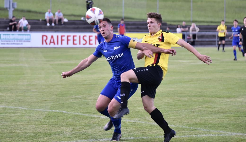 Eines der vielen saftigen Duelle in diesem Oberrheintaler Derby: Rüthi-Captain Nino Schnüriger (links) im Duell mit Altstättens linkem Flügel Yanik Lüchinger.