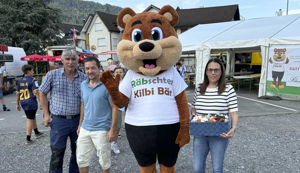 Die Kilbikommission mit dem Räbschter Kilbibär (von links): Präsident Paul Kleiner, Michael Weber (Marktchef) und Claudia Rohner (Kinderunterhaltung). Weiter gehört Klodina Guraziu dazu.