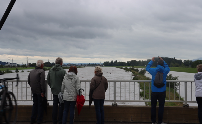 Das Hochwasser für die Sozialen Netzwerke: Viele Schaulustige sind an den Rhein geströmt